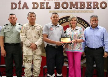 CELEBRAN A BOMBEROS EN GRADUACIÓN DE SEGUNDA ACADEMIA