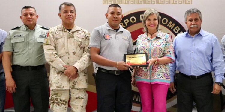 CELEBRAN A BOMBEROS EN GRADUACIÓN DE SEGUNDA ACADEMIA