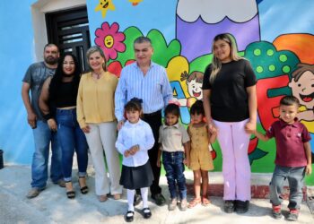 GOBERNADOR Y ALCALDESA ENTREGAN ÚTILES ESCOLARES  EN ZONA RURAL