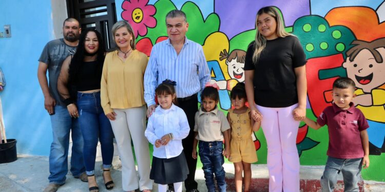 GOBERNADOR Y ALCALDESA ENTREGAN ÚTILES ESCOLARES  EN ZONA RURAL