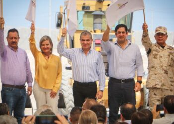 INICIAN GOBERNADOR Y ALCALDESA PAVIMENTACIÓN DE LA CALLE NOVEL