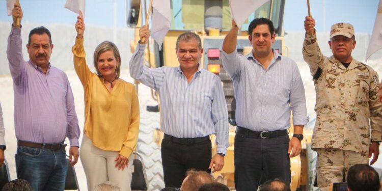 INICIAN GOBERNADOR Y ALCALDESA PAVIMENTACIÓN DE LA CALLE NOVEL