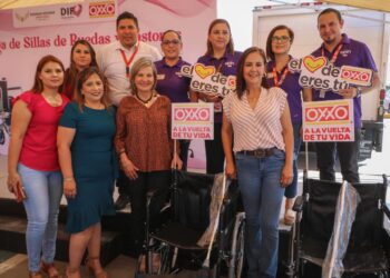 ENTREGAN MUNICIPIO Y OXXO SILLAS DE RUEDAS Y BASTONES