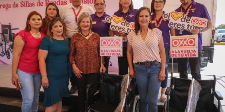 ENTREGAN MUNICIPIO Y OXXO SILLAS DE RUEDAS Y BASTONES
