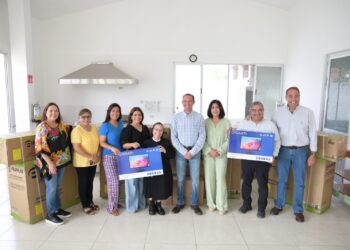 Dotan a casa OMNIA con equipo de cómputo y aire acondicionado