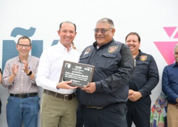 Dotan de uniformes a Bomberos y les entregan nuevas unidades