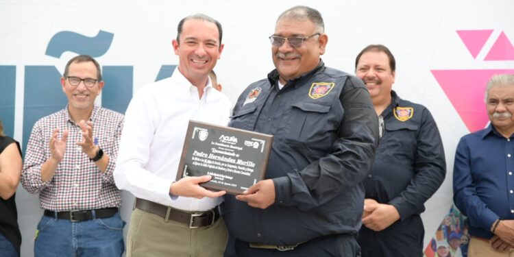 Dotan de uniformes a Bomberos y les entregan nuevas unidades