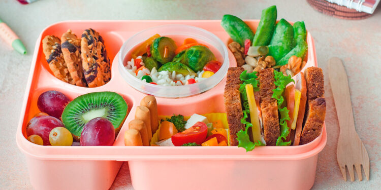 Llaman a evitar refrescos, jugos y comida chatarra en el lonche escolar