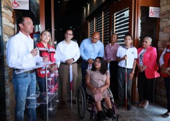 DAN EL BANDERAZO A CAMPAÑA NEGOCIOS INCLUSIVOS DE ACUÑA PROMOVIDA POR EL SISTEMA DIF