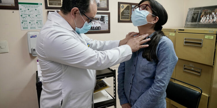 Mediante quimioterapia, inmunoterapia y radiación, IMSS atiende  a pacientes con linfoma
