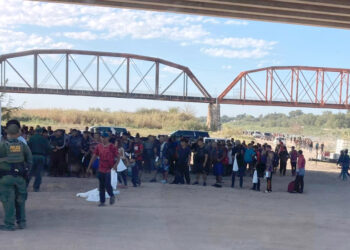 Más de 3,500 cruzan por Piedras Negras a EU en un día