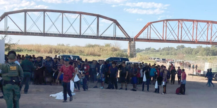 Más de 3,500 cruzan por Piedras Negras a EU en un día