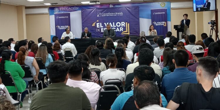 Entregan 500 becas “El Valor de Educar” a estudiantes de nivel medio y superior