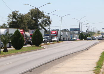 Endurece Texas revisión de transporte de carga por problemática migratoria