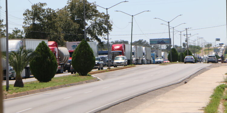 Endurece Texas revisión de transporte de carga por problemática migratoria