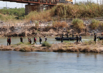 Más de mil migrantes cruzan este domingo a EU por Piedras Negras, Coahuila