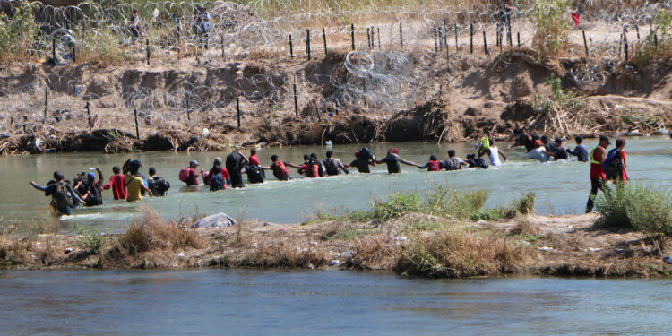 Más de mil migrantes cruzan este domingo a EU por Piedras Negras, Coahuila