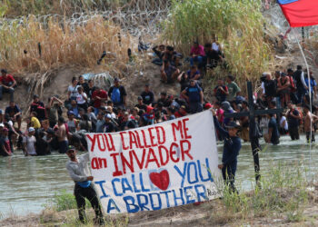Éxodo de migrantes cruzan bajo puentes internacionales en Piedras Negras