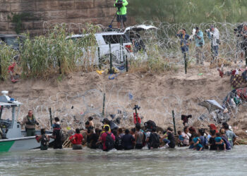 Éxodo de migrantes cruzan bajo puentes internacionales en Piedras Negras