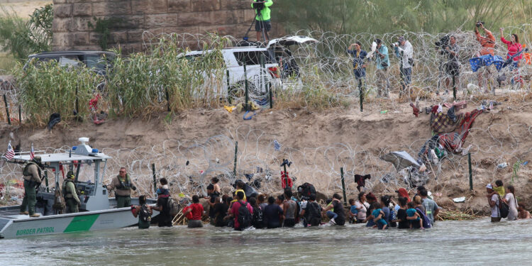 Éxodo de migrantes cruzan bajo puentes internacionales en Piedras Negras
