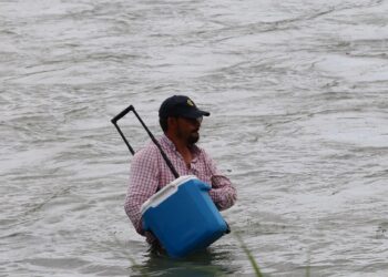 Sixto, el vendedor de helados que cruza el rio Bravo para vender el producto a los migrantes