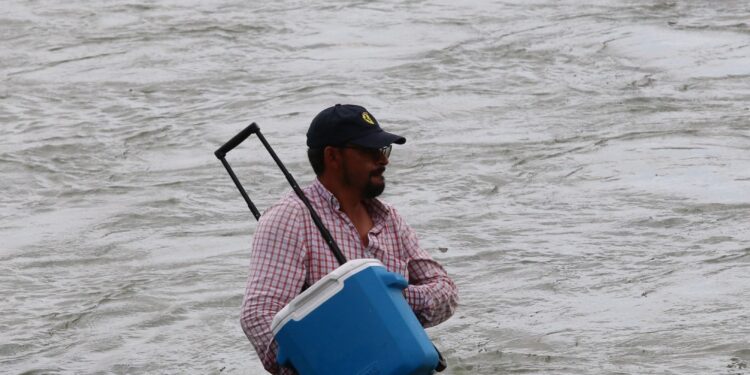 Sixto, el vendedor de helados que cruza el rio Bravo para vender el producto a los migrantes