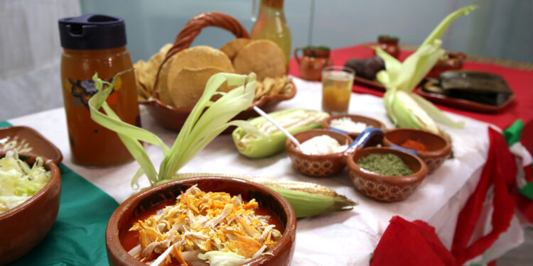 En las fiestas patrias, el IMSS recomienda mantener una buena alimentación   mediante el método del plato saludable y consumo de agua simple