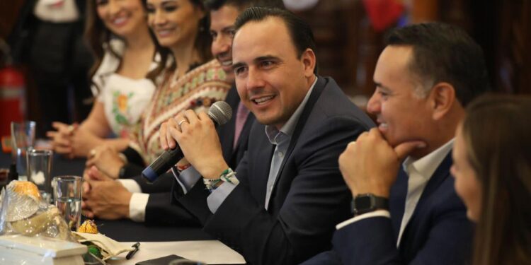 Presenta Manolo a alcaldes de capitales del país el modelo de campaña Coahuila
