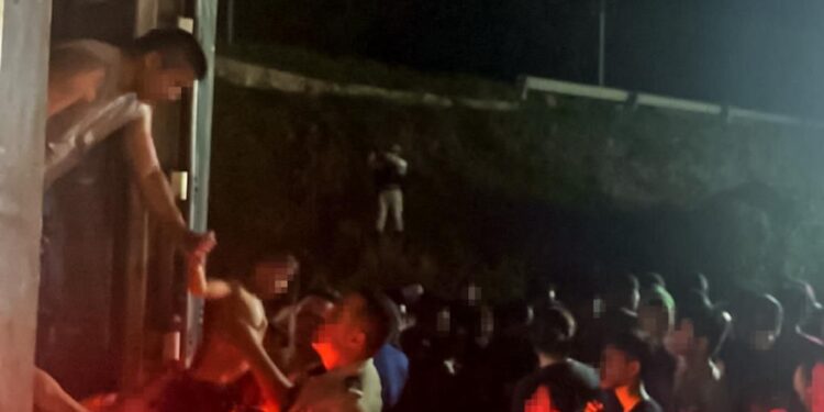 Hacinados y deshidratados fueron localizados 350 migrantes extranjeros en la caja de un tráiler