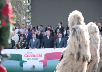 PRESIDE MARS EL TRADICIONAL DESFILE POR EL INICIO DE LA INDEPENDENCIA NACIONAL
