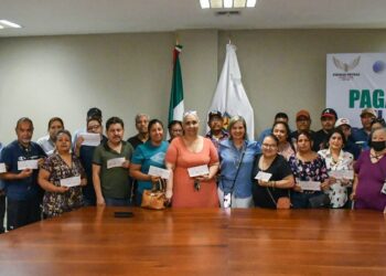 ENTREGAN CHEQUES A BENEFICIARIOS DE SEGURO CONTRA DESASTRES