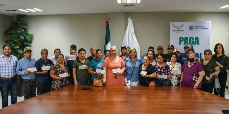 ENTREGAN CHEQUES A BENEFICIARIOS DE SEGURO CONTRA DESASTRES