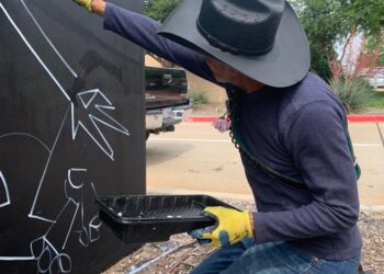 Desde el río Bravo, artista plástico mexicano ‘protesta’ con mantas a favor de los migrantes