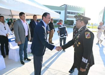 Atestigua alcalde toma de posesión de nuevo comandante de la Guarnición Militar