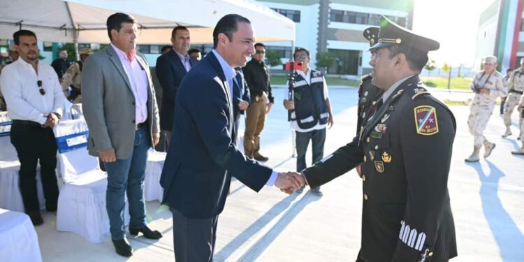 Atestigua alcalde toma de posesión de nuevo comandante de la Guarnición Militar