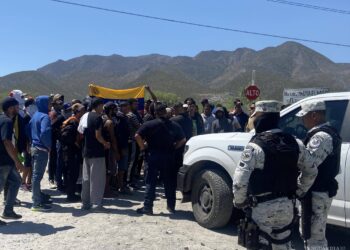 ‘Déjenos pasar’: tres mil 500 migrantes llegan en tren a Monclova, policía les impide el paso (video)