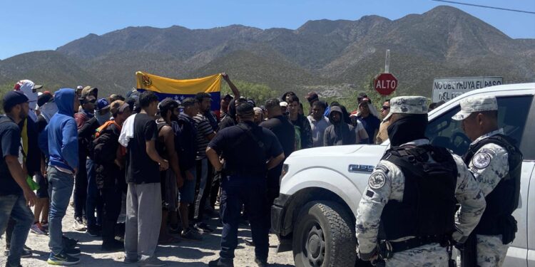 ‘Déjenos pasar’: tres mil 500 migrantes llegan en tren a Monclova, policía les impide el paso (video)