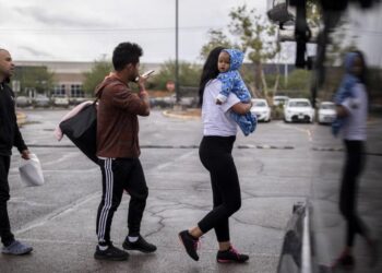 Quién paga en realidad los autobuses que transportan migrantes desde la frontera?