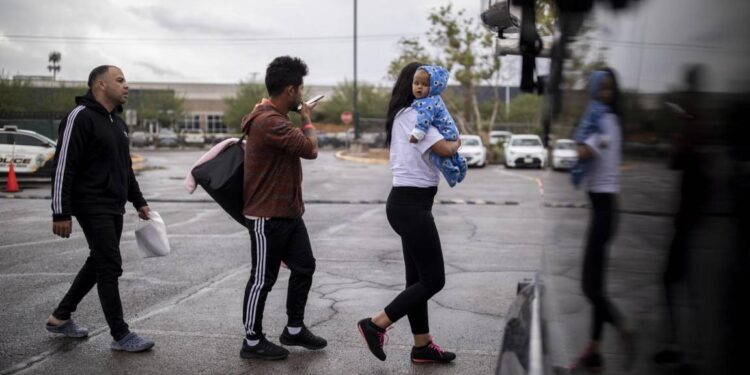 Quién paga en realidad los autobuses que transportan migrantes desde la frontera?