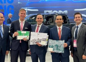 En el Auto Show de Detroit, Manolo Jiménez prueba los automóviles eléctricos fabricados en Coahuila