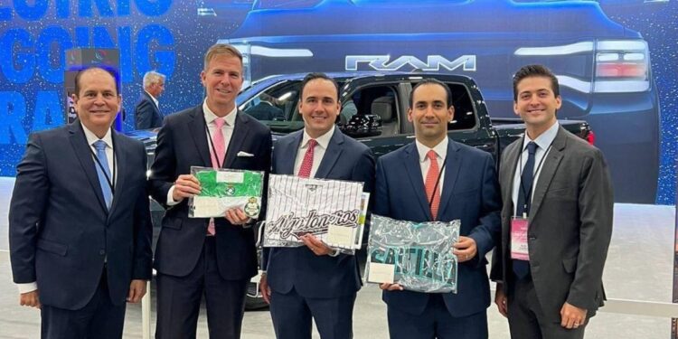 En el Auto Show de Detroit, Manolo Jiménez prueba los automóviles eléctricos fabricados en Coahuila