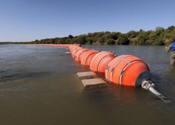 Boyas de Texas seguirán en el río Bravo, Abbott ‘es inhumano’: AMLO