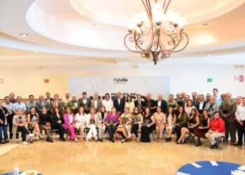 AGRADECEN Y RECONOCEN A MÉDICOS CON 30, 40 Y 50 AÑOS DE TRAYECTORIA; RESALTAN SU COMPROMISO, EJEMPLO Y DEDICACIÓN