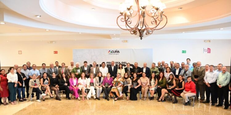 AGRADECEN Y RECONOCEN A MÉDICOS CON 30, 40 Y 50 AÑOS DE TRAYECTORIA; RESALTAN SU COMPROMISO, EJEMPLO Y DEDICACIÓN