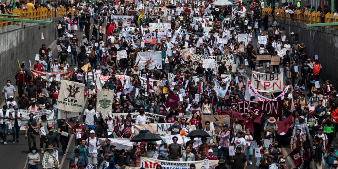 CIUDAD DE MÉXICO, 02OCTUBRE2022.-   Miles de personas marcharon desde la Plaza de las Tres culturas rumbo al Zócalo Capitalino en conmemoración del movimiento estudiantil del 68 y por los estudiantes asesinados el 2 de octubre del mismo año.
FOTO: ANDREA MURCIA /CUARTOSCURO.COM
