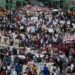 CIUDAD DE MÉXICO, 02OCTUBRE2022.-   Miles de personas marcharon desde la Plaza de las Tres culturas rumbo al Zócalo Capitalino en conmemoración del movimiento estudiantil del 68 y por los estudiantes asesinados el 2 de octubre del mismo año.
FOTO: ANDREA MURCIA /CUARTOSCURO.COM