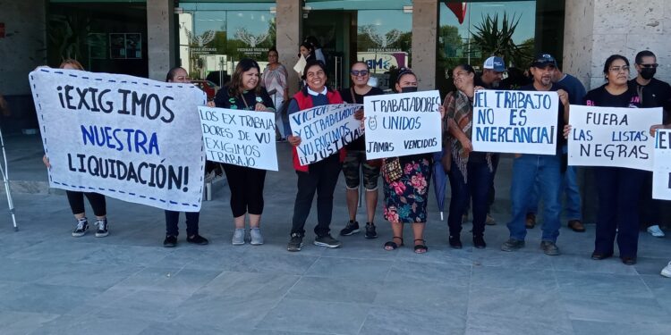 Se manifiestan extrabajadores de maquiladora que cerró hace cuatro meses
