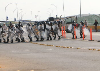Cierran Puente Internacional en Piedras Negras para contener a grupo de migrantes