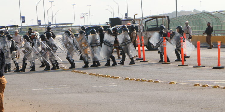 Cierran Puente Internacional en Piedras Negras para contener a grupo de migrantes