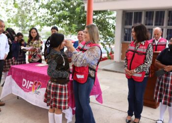 DENTRO DEL PROGRAMA «VER BIEN PARA VIVIR MEJOR»,  LA PRESIDENTA DEL SISTEMA DIF  ENTREGÓ  30 LENTES A ALUMNOS DE LA SECUNDARIA FRANCISCO I. MADERO.